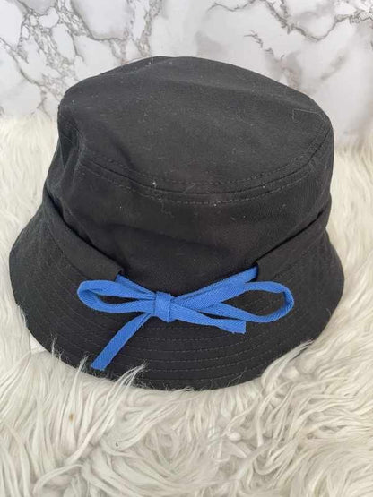 Gorro (bucket hat) marca Karl Lagerfeld