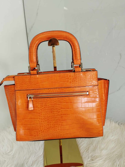 Bolsa naranja marca Guess