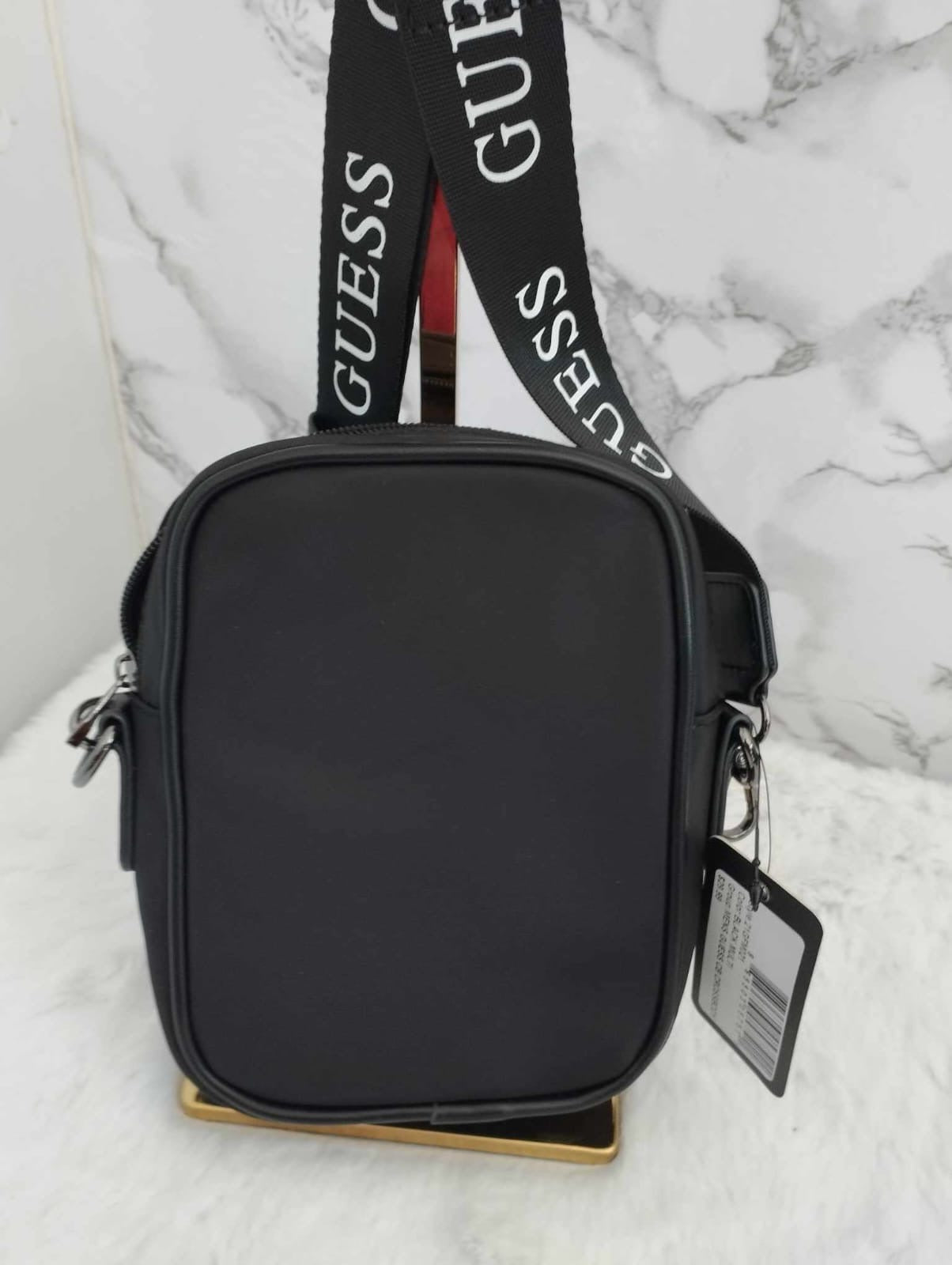 Bolso de caballero marca Guess tipo nylon