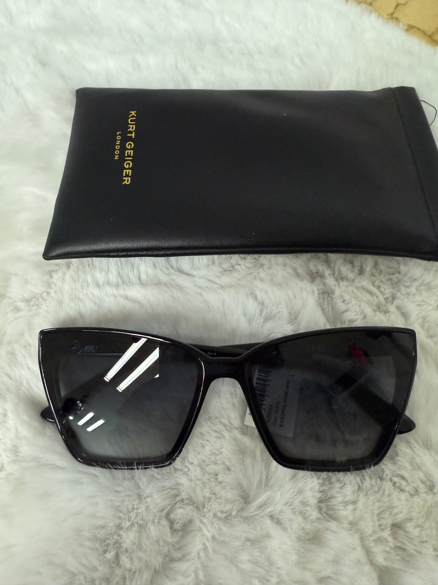 Lentes negro de dama marca Kurt Geiger con estuche de bolsa