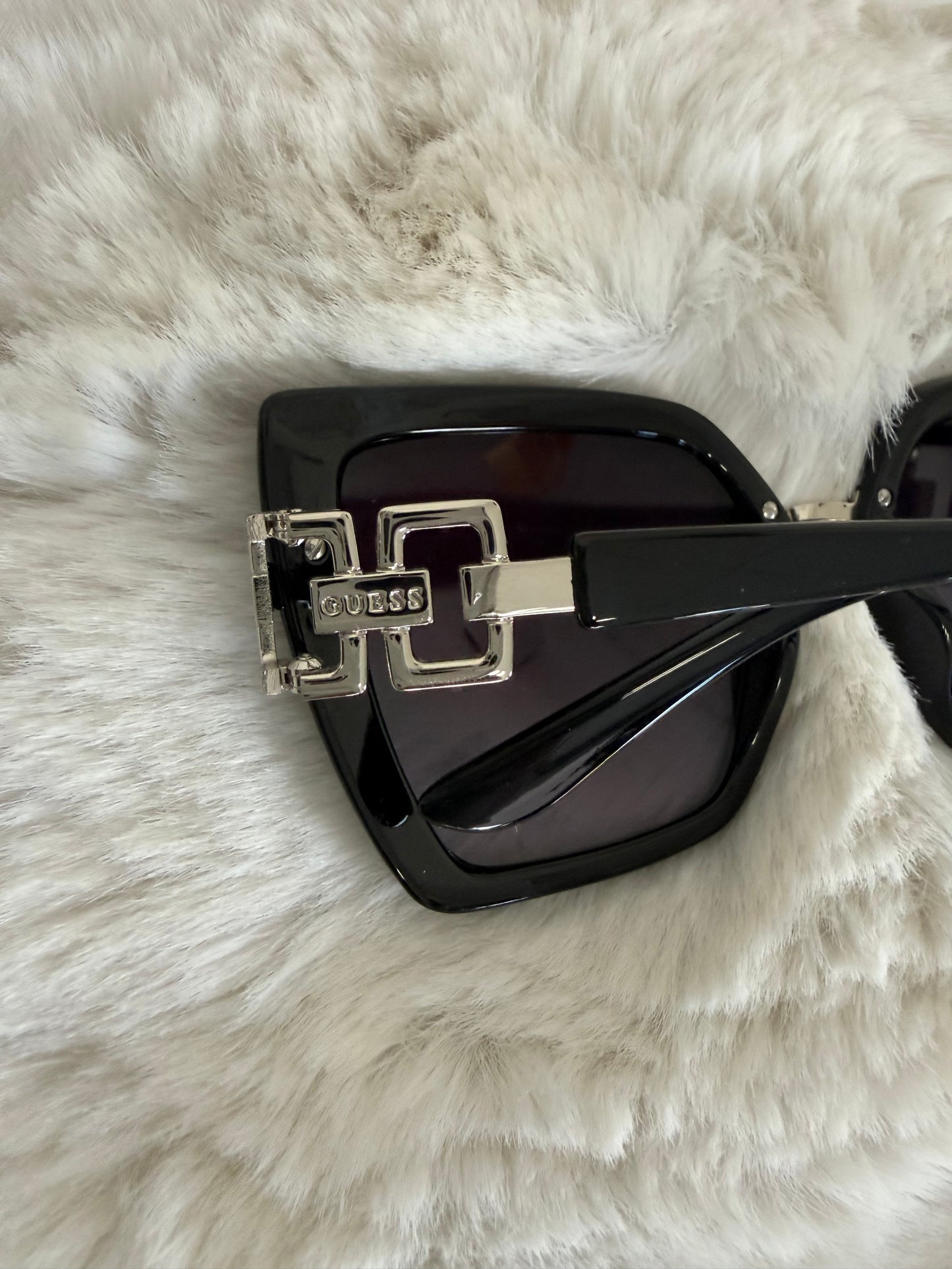 Lentes de dama marca Guess con estuche de bolsa