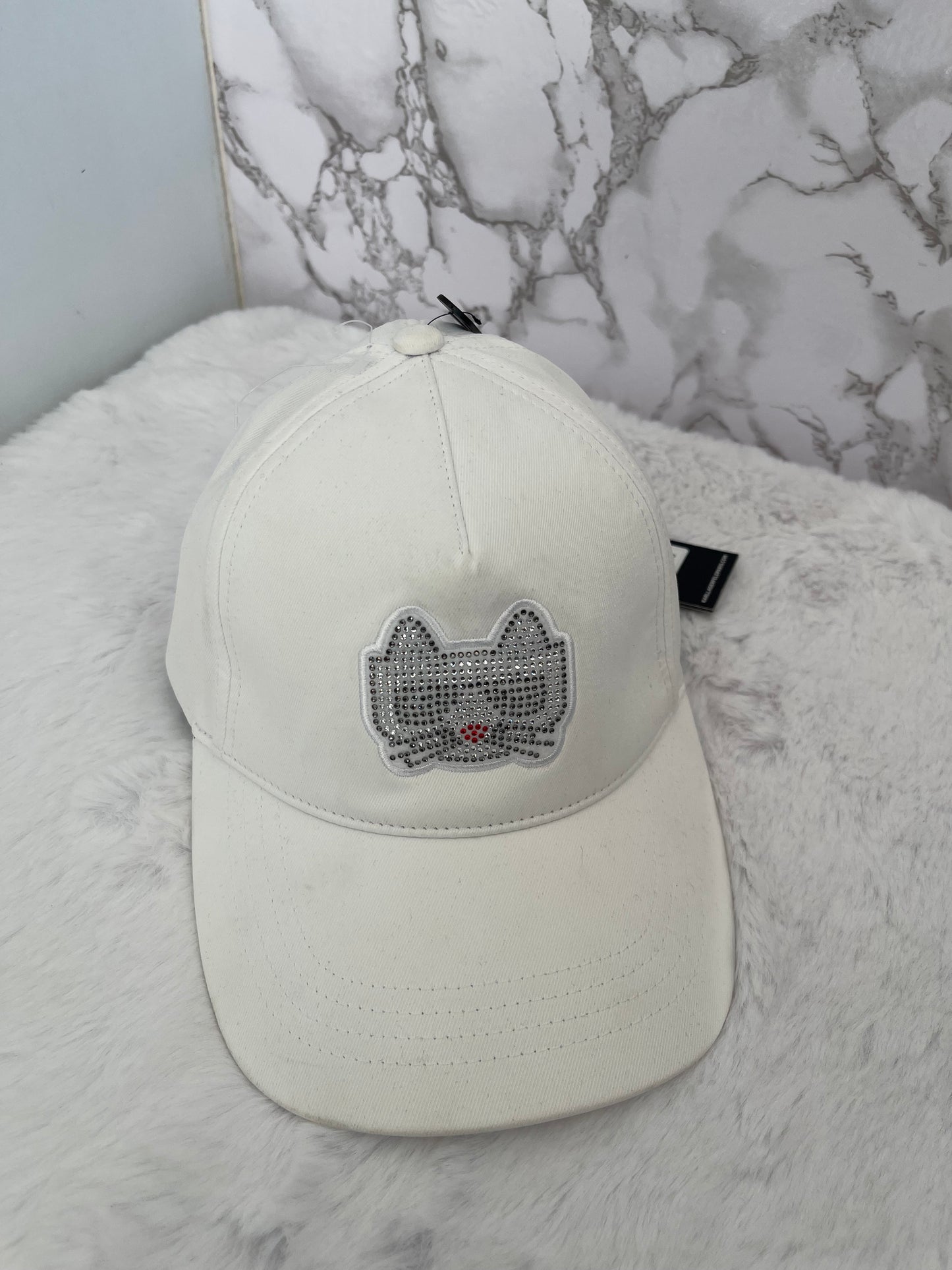 Gorra blanca marca Karl Lagerfeld