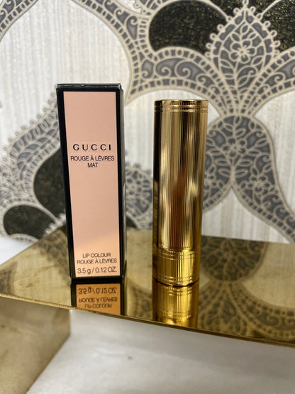Gucci Rouge a levres mat 504 myra crimson