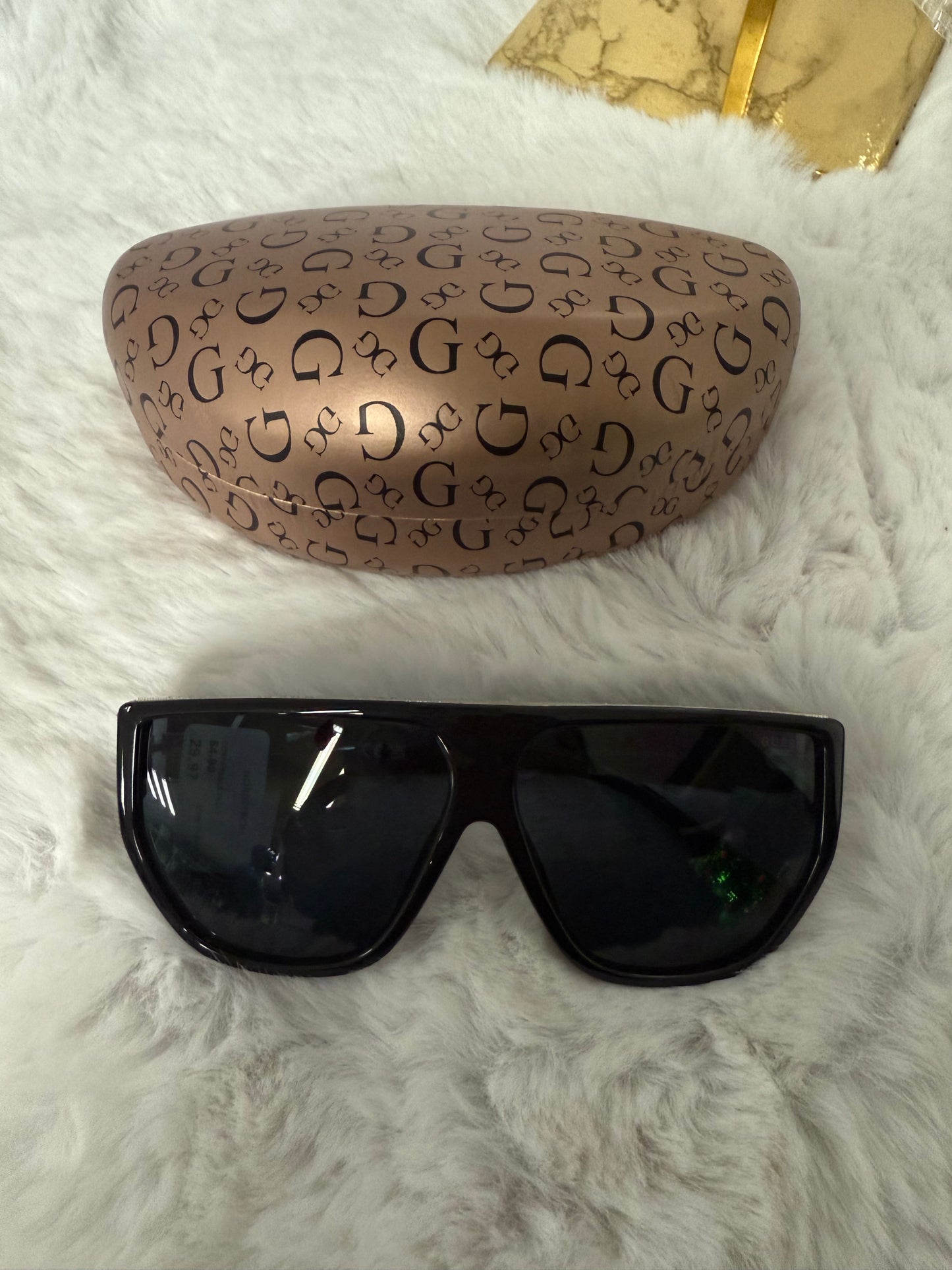 Lentes negro marca Guess con estuche de bolsa