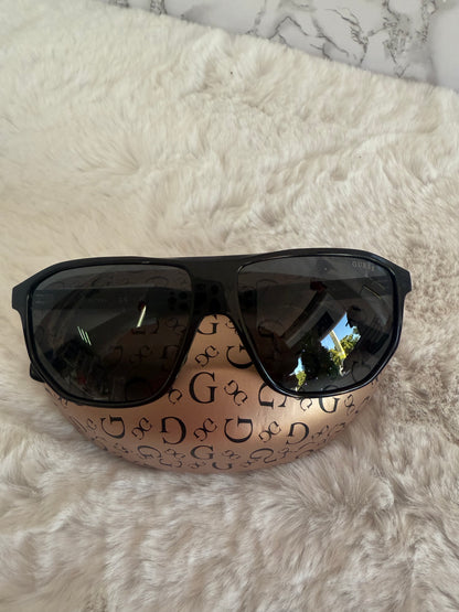 Lentes negro marca Guess con estuche de bolsa