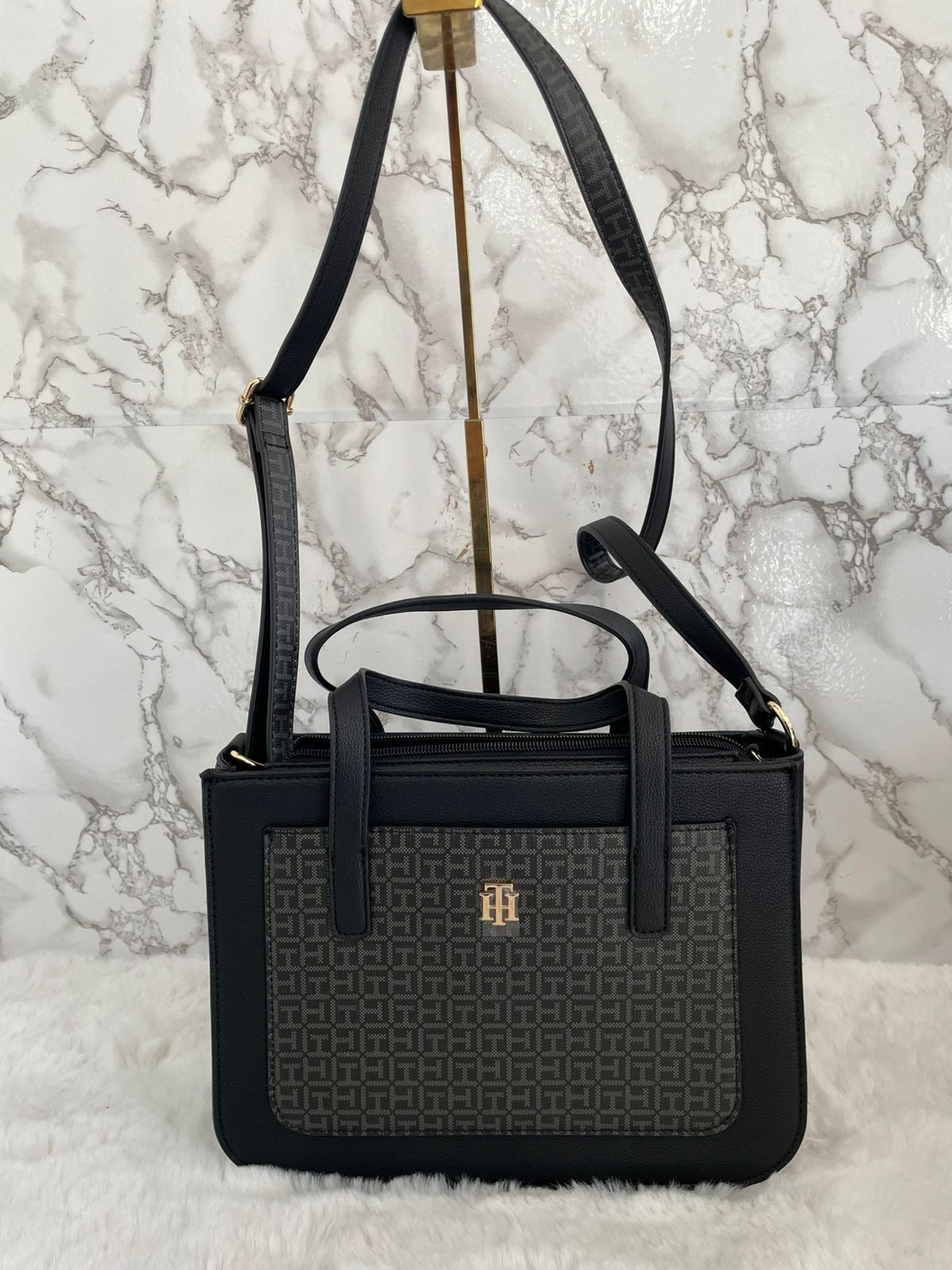 Bolsa mediana en color negro marca Tommy Hilfiger