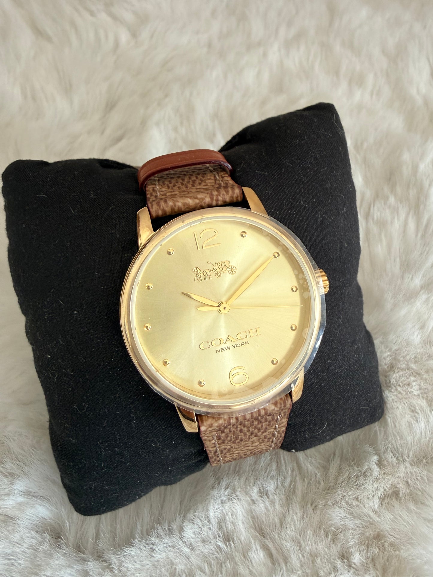 Reloj de dama cafe grabado marca Coach