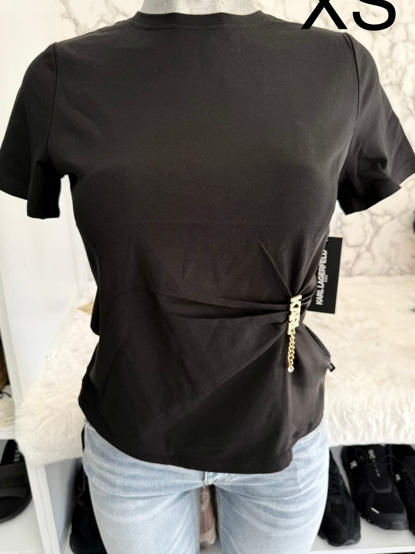 Blusa de dama marca Karl Lagerfeld con broche en cintura