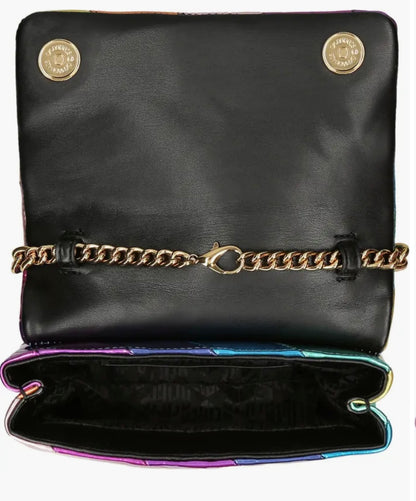 Bolsa tipo crossbody color metálico en colores con logo grande marca Kurt Geiger