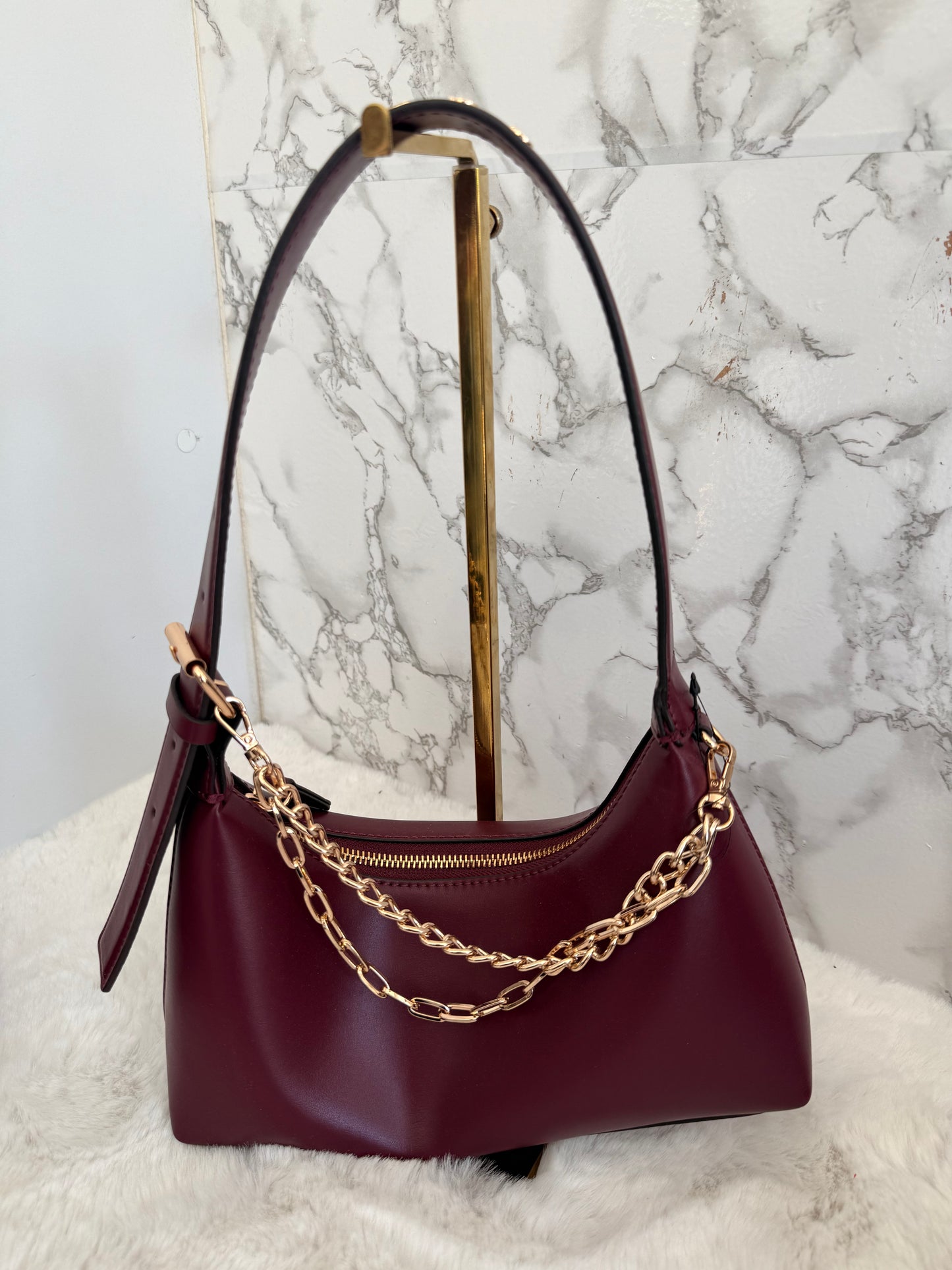 Bolsa chica con cadenas marca Guess