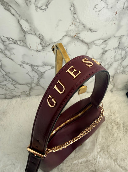 Bolsa chica con cadenas marca Guess