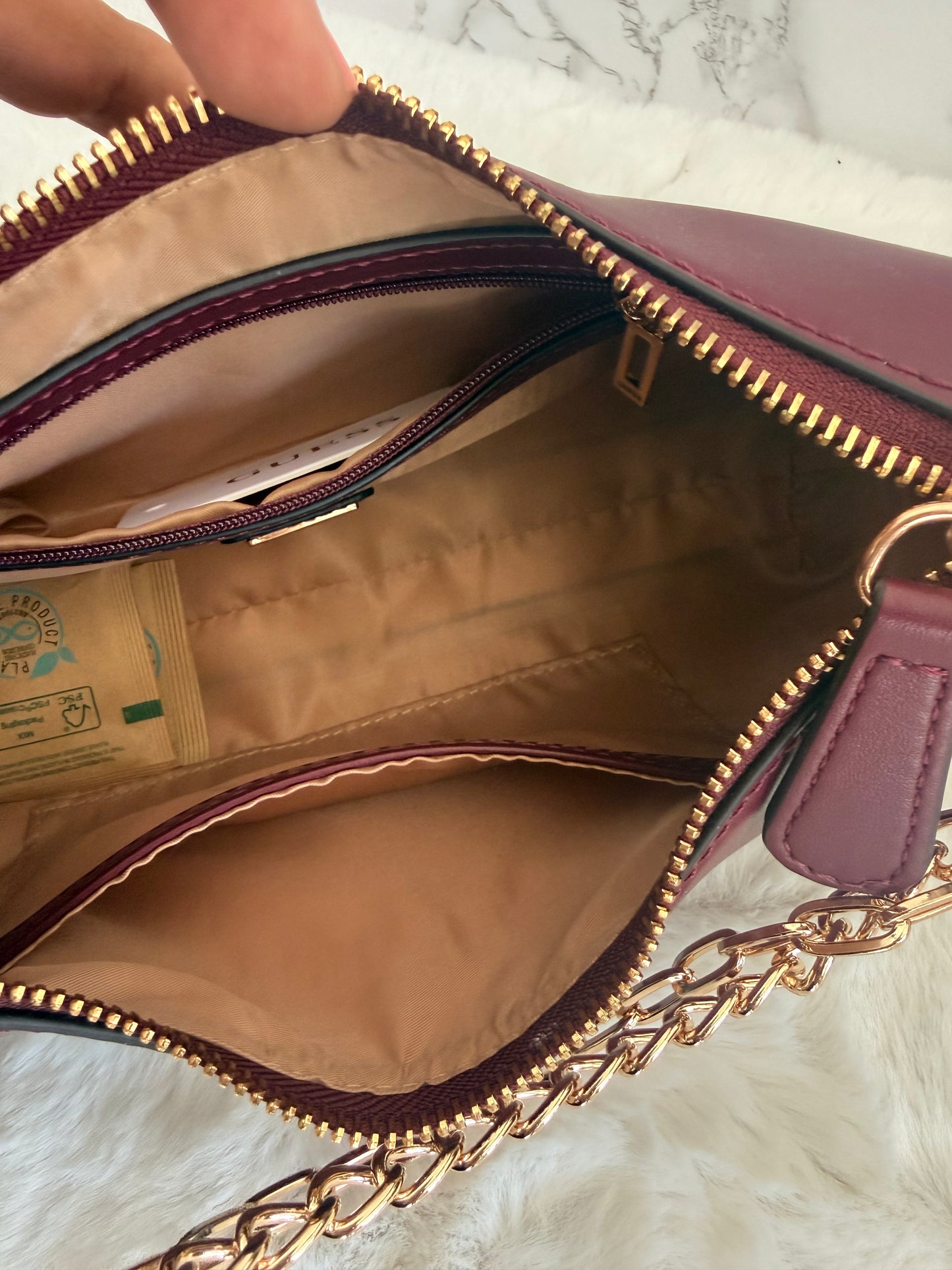 Bolsa chica con cadenas marca Guess