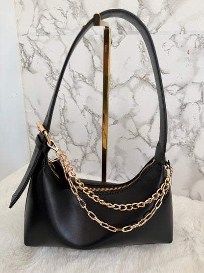 Bolsa chica con cadenas marca Guess