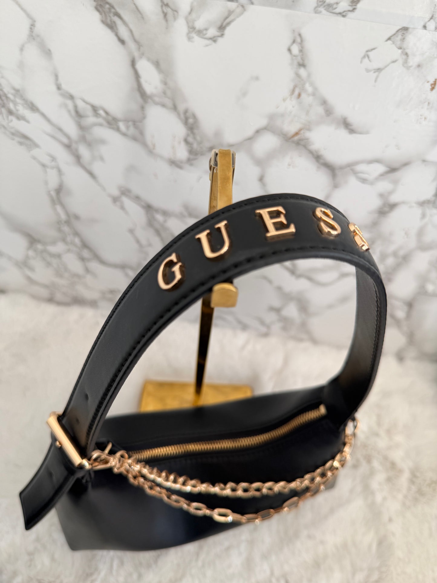 Bolsa chica con cadenas marca Guess