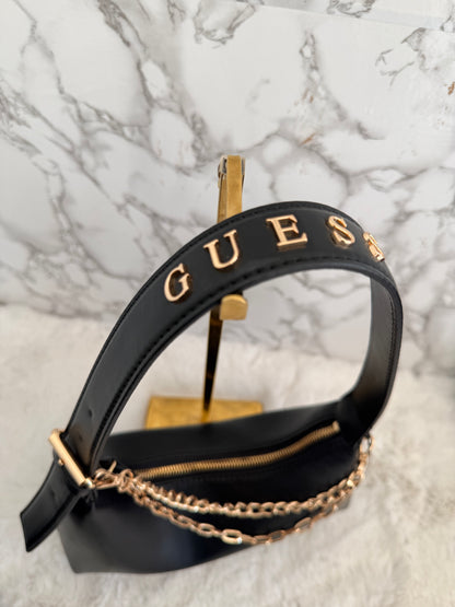 Bolsa chica con cadenas marca Guess