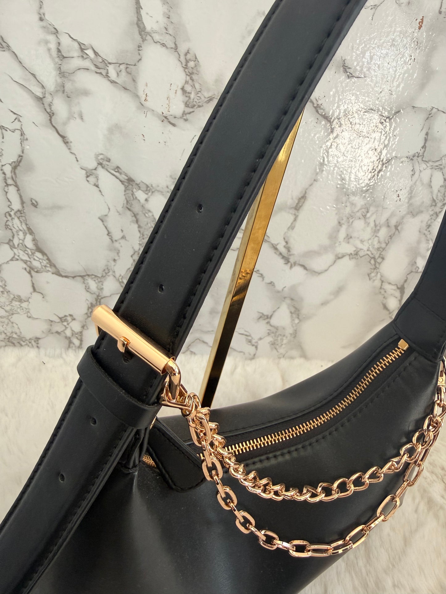 Bolsa chica con cadenas marca Guess
