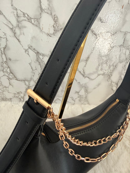 Bolsa chica con cadenas marca Guess