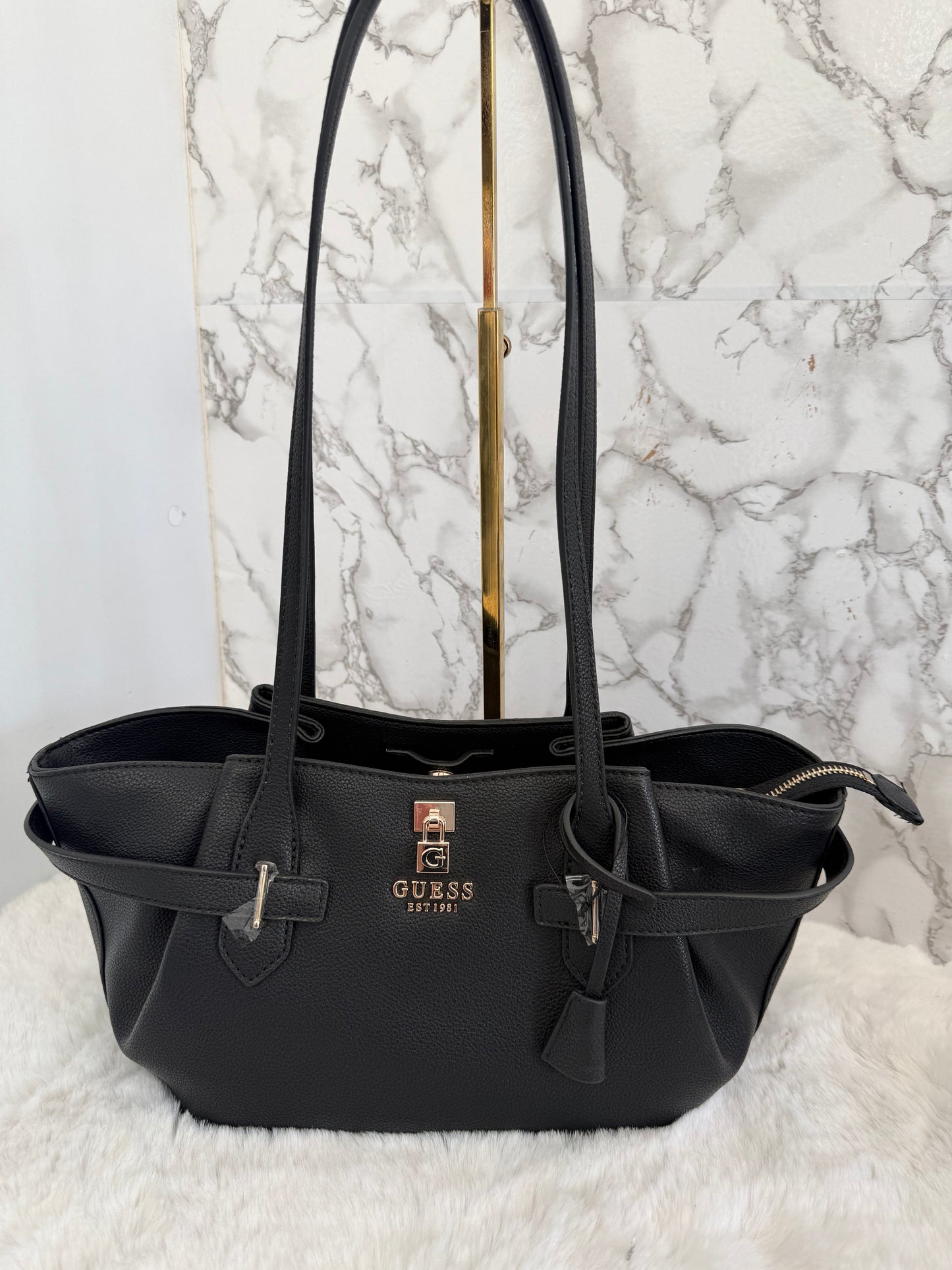 Bolsa chica color negra marca Guess