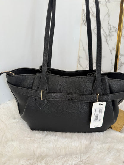 Bolsa chica color negra marca Guess