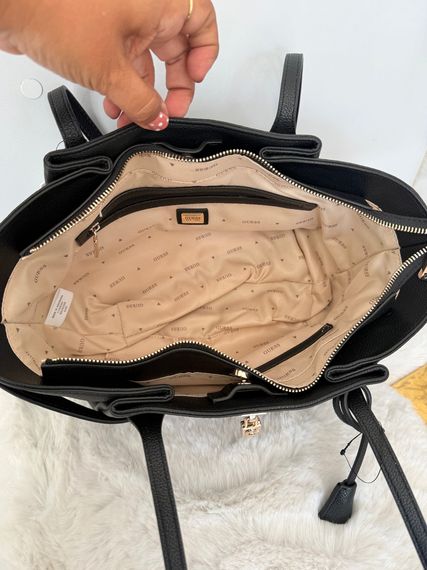 Bolsa chica color negra marca Guess