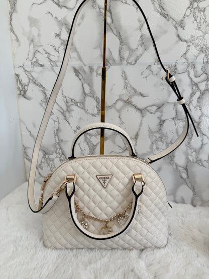 Bolsa chica con colgante en blanca Guess