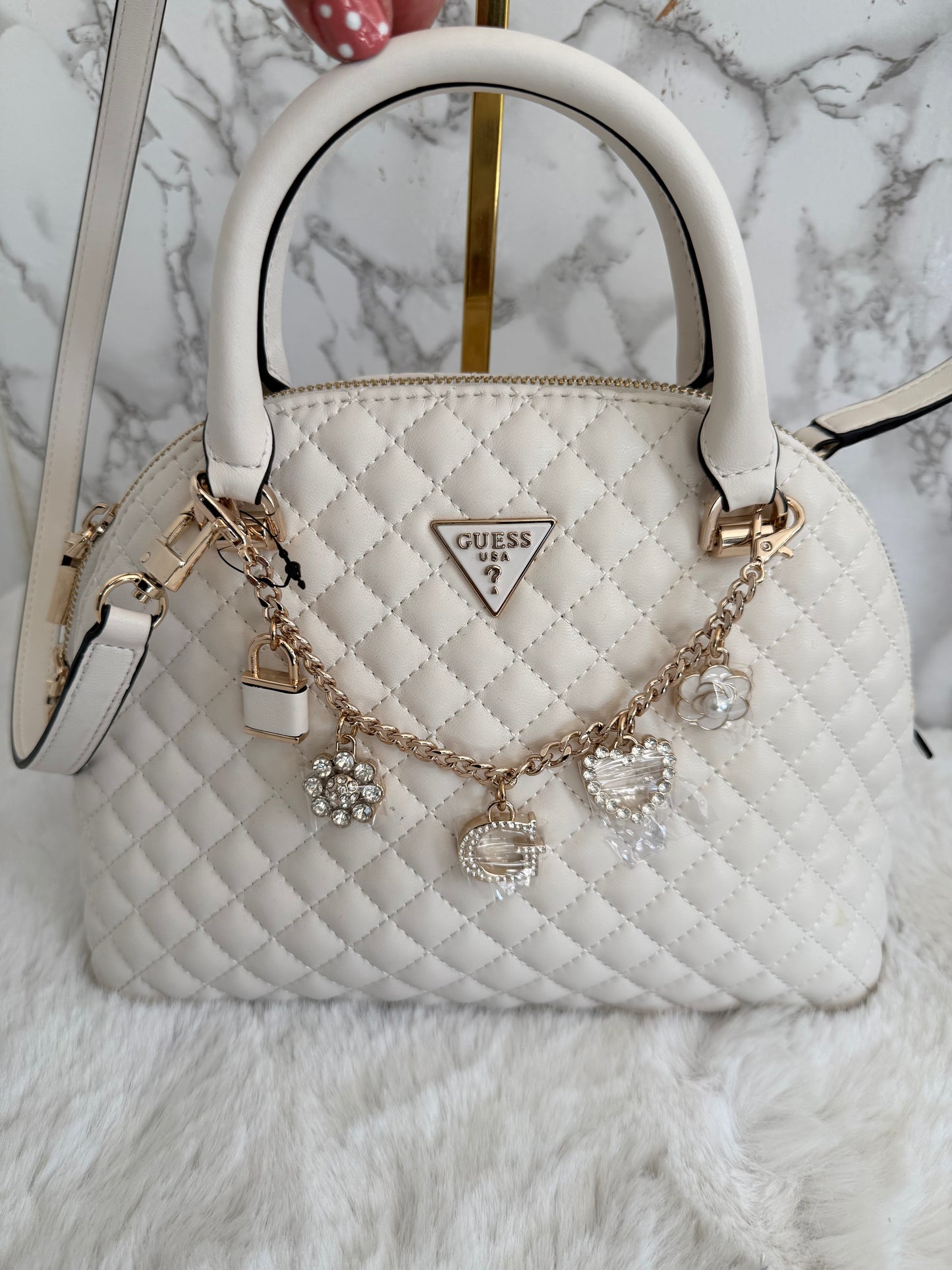 Bolsa chica con colgante en blanca Guess