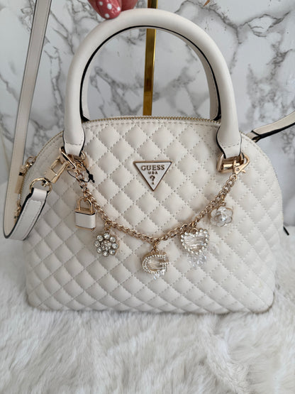 Bolsa chica con colgante en blanca Guess