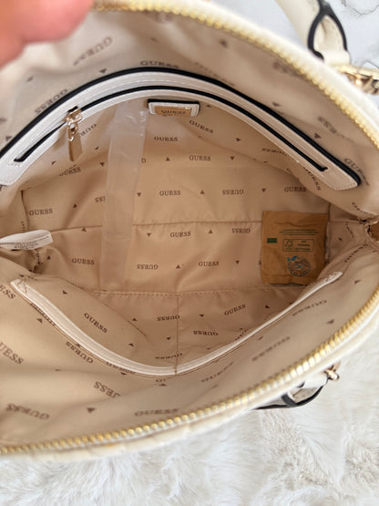Bolsa chica con colgante en blanca Guess
