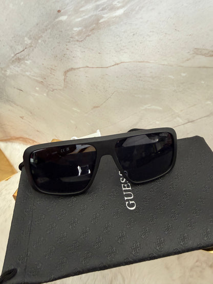 Lentes unisex marca Guess con estuche de bolsa
