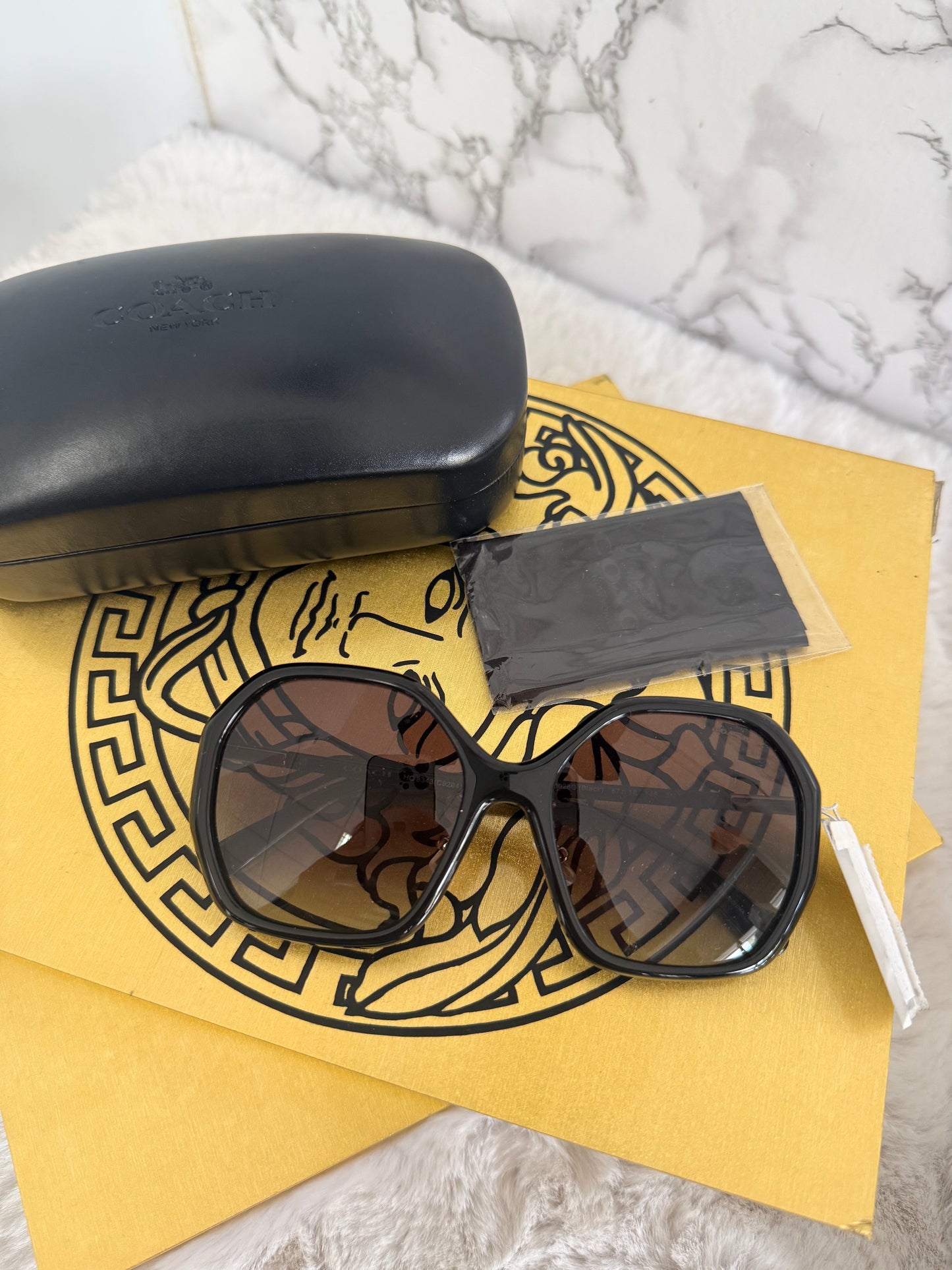 Lentes negro grande de dama marca Coach con estuche