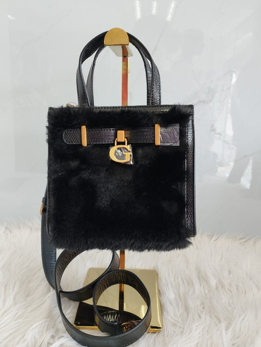 BOLSA CHICA NEGRA FRENTE Con PELUCHE MARCA GUESS