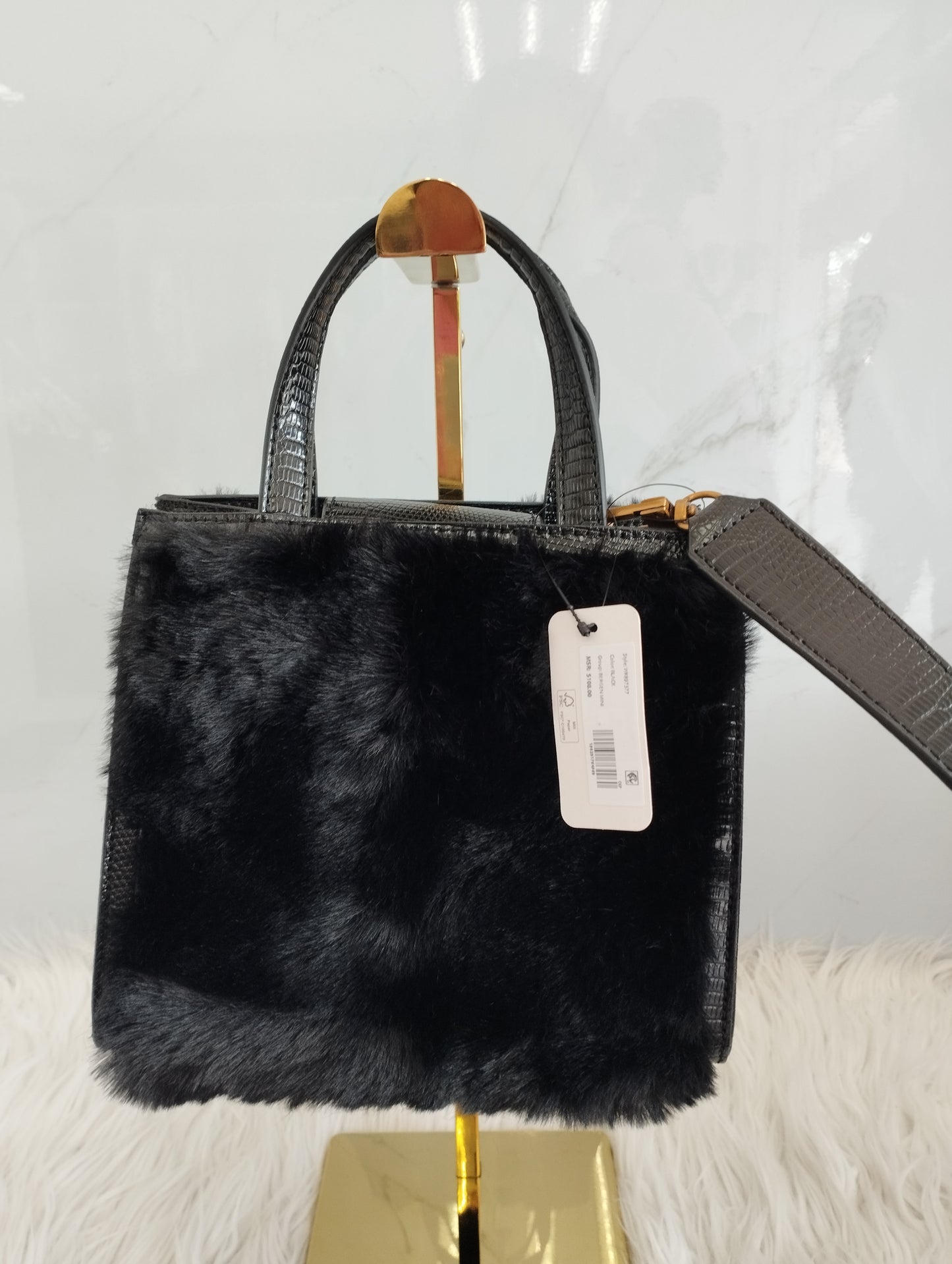 BOLSA CHICA NEGRA FRENTE Con PELUCHE MARCA GUESS