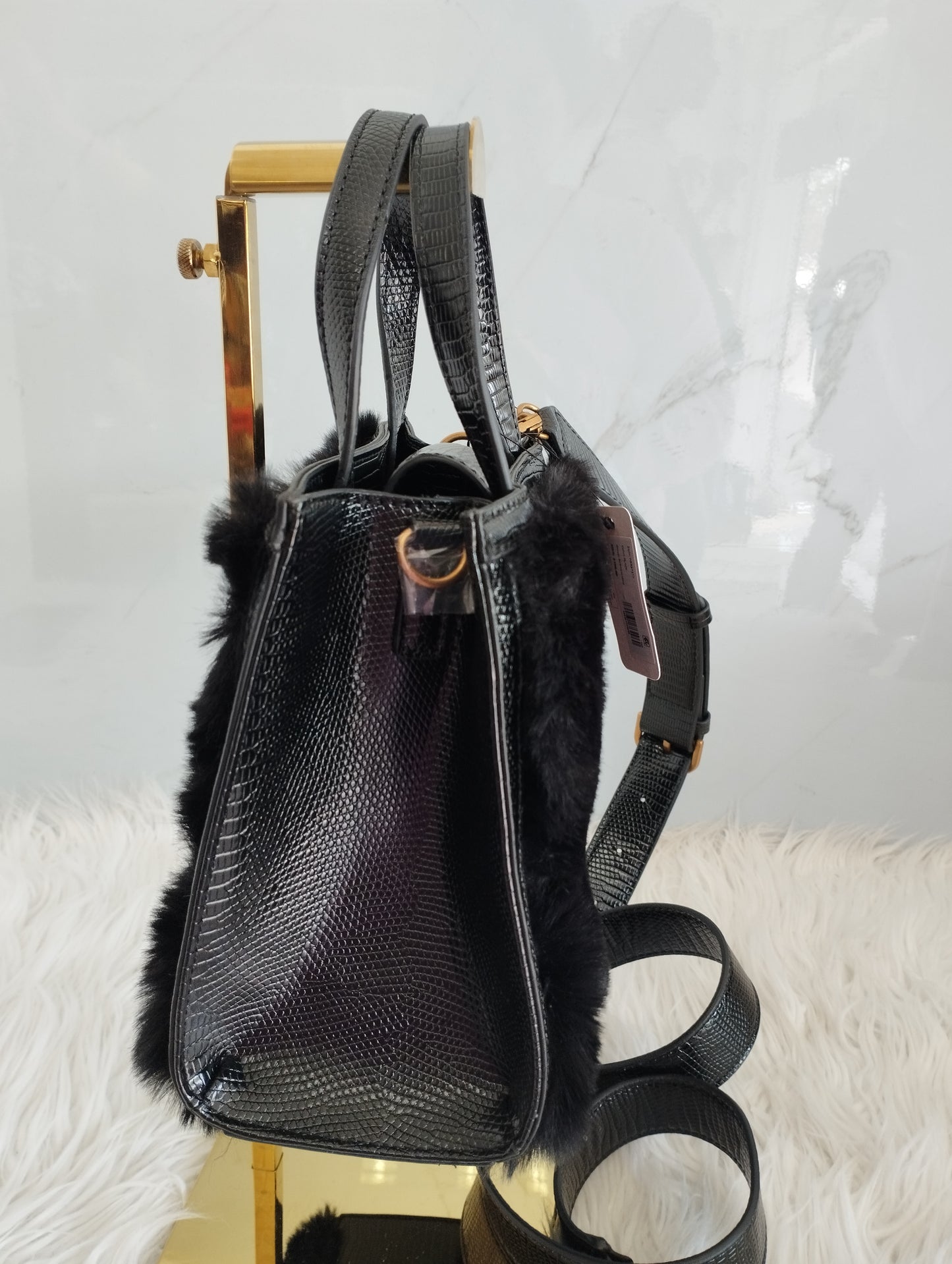 BOLSA CHICA NEGRA FRENTE Con PELUCHE MARCA GUESS