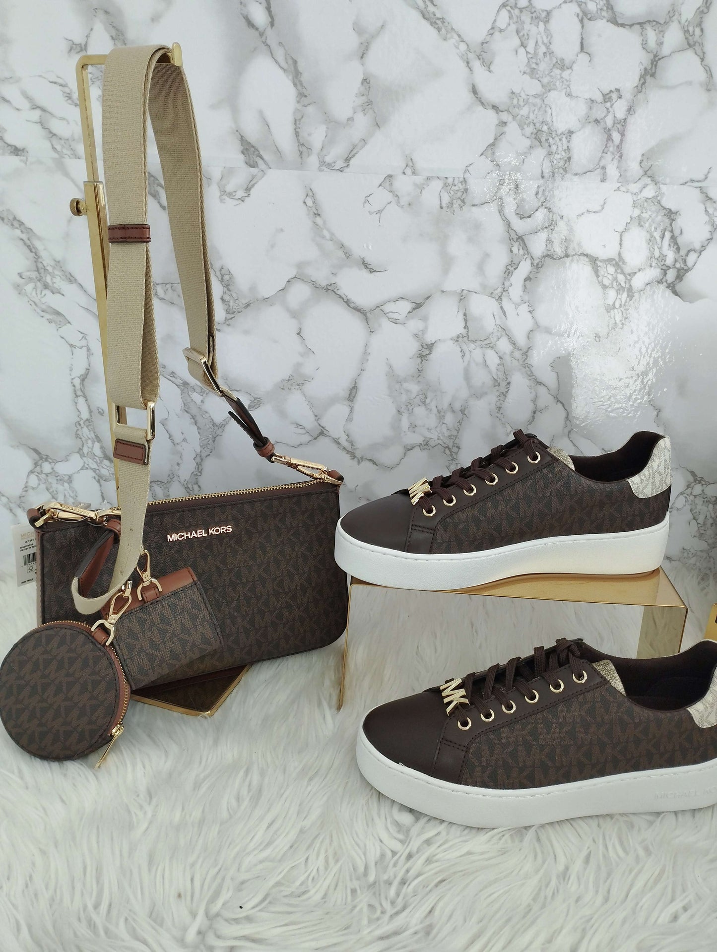 Tenis de dama color café marca Michael Kors