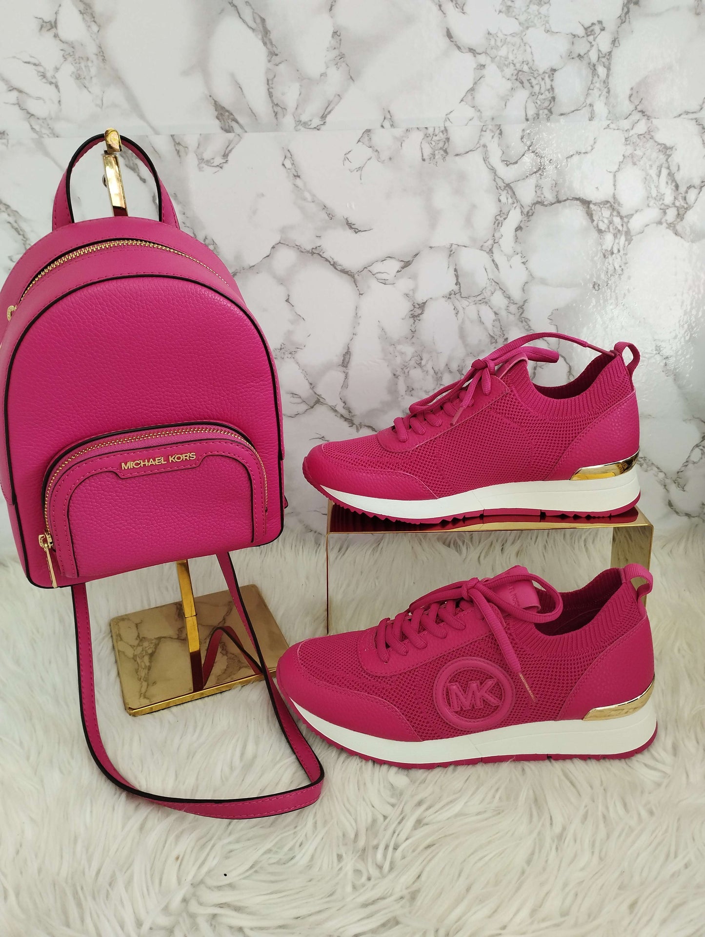 Tenis de dama color rosa fushia marca Michael Kors