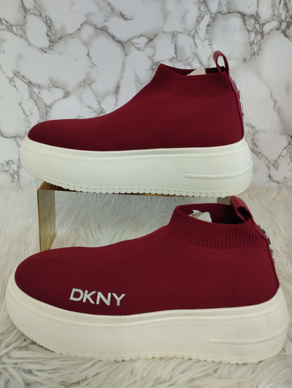 Tenis color rojo marca DKNY