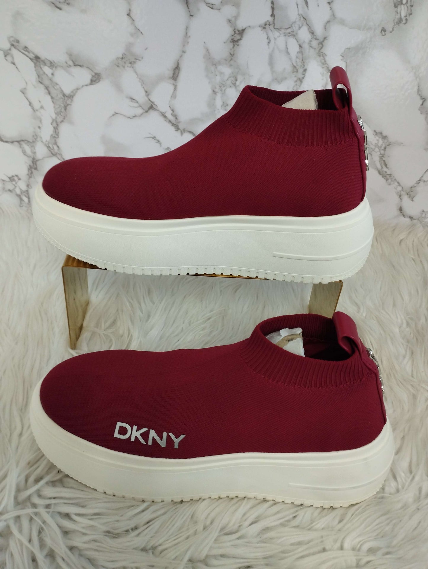 Tenis color rojo marca DKNY