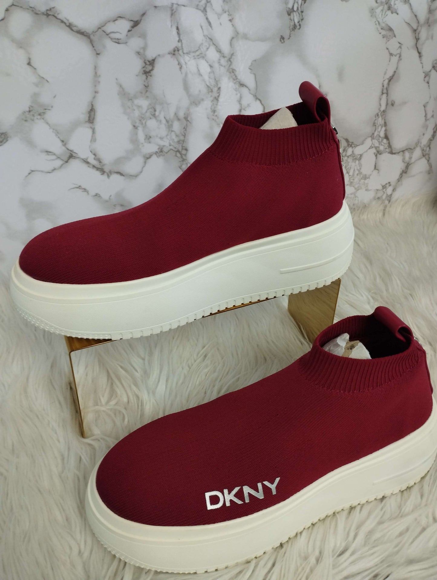 Tenis color rojo marca DKNY