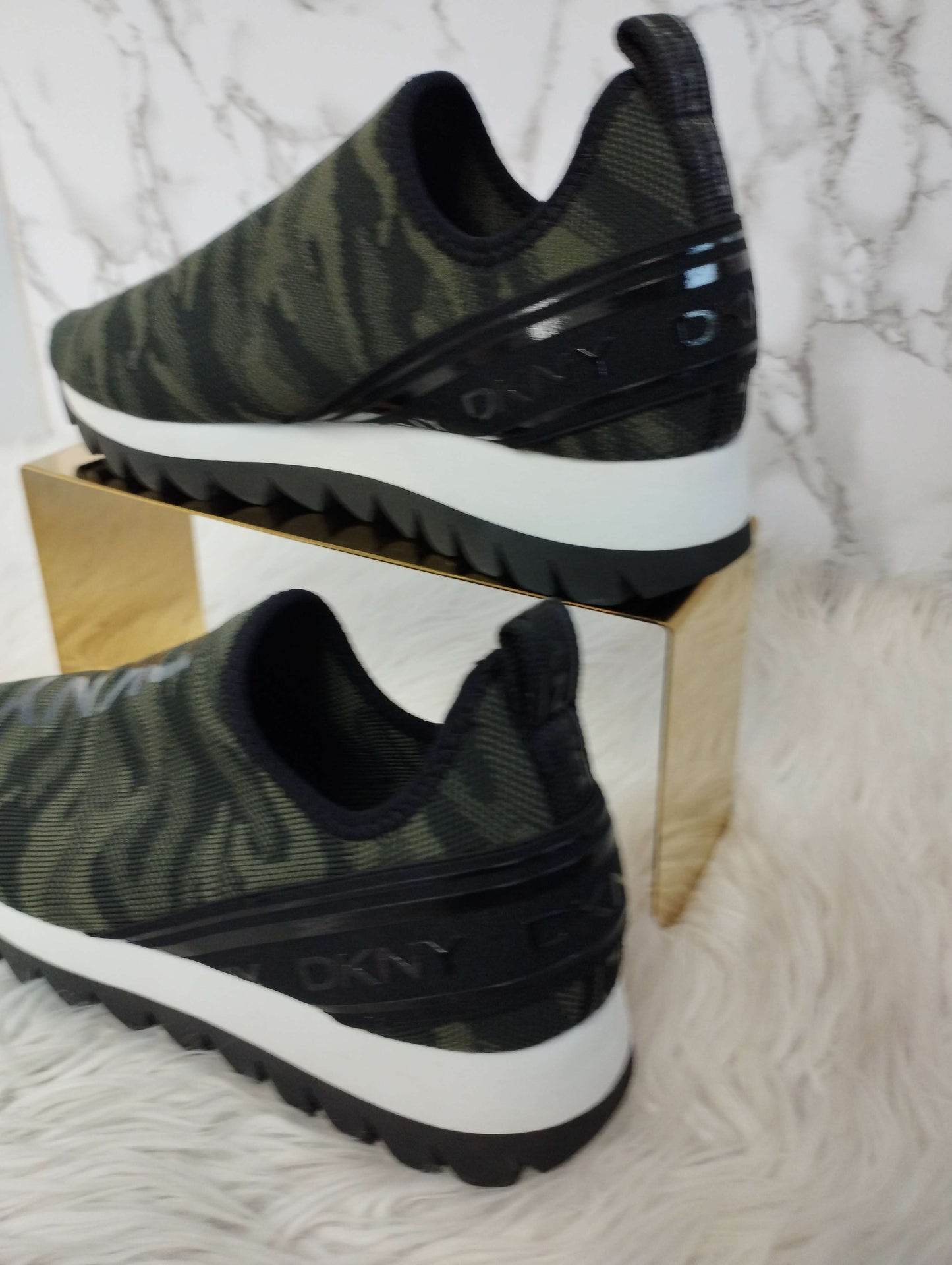 Tenis de dama color verde militar marca DKNY