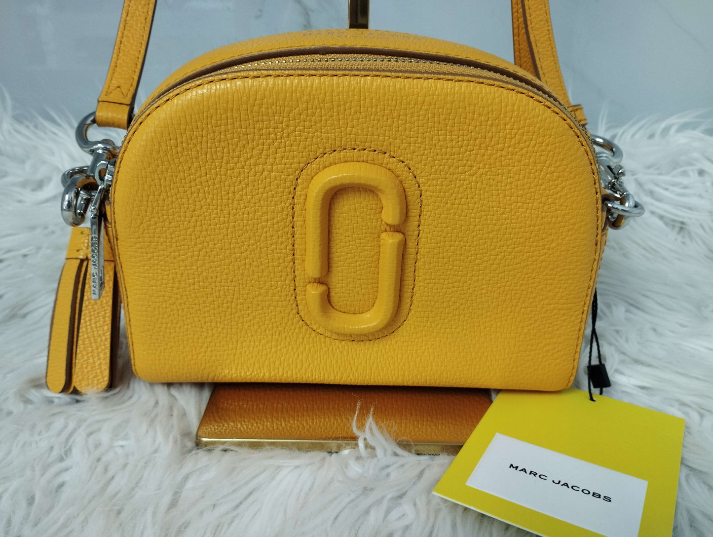 Bolsa color amarillo tipo crossbody marca Marc Jacobs