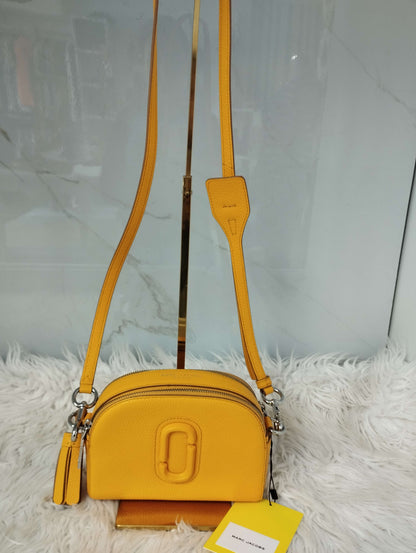 Bolsa color amarillo tipo crossbody marca Marc Jacobs