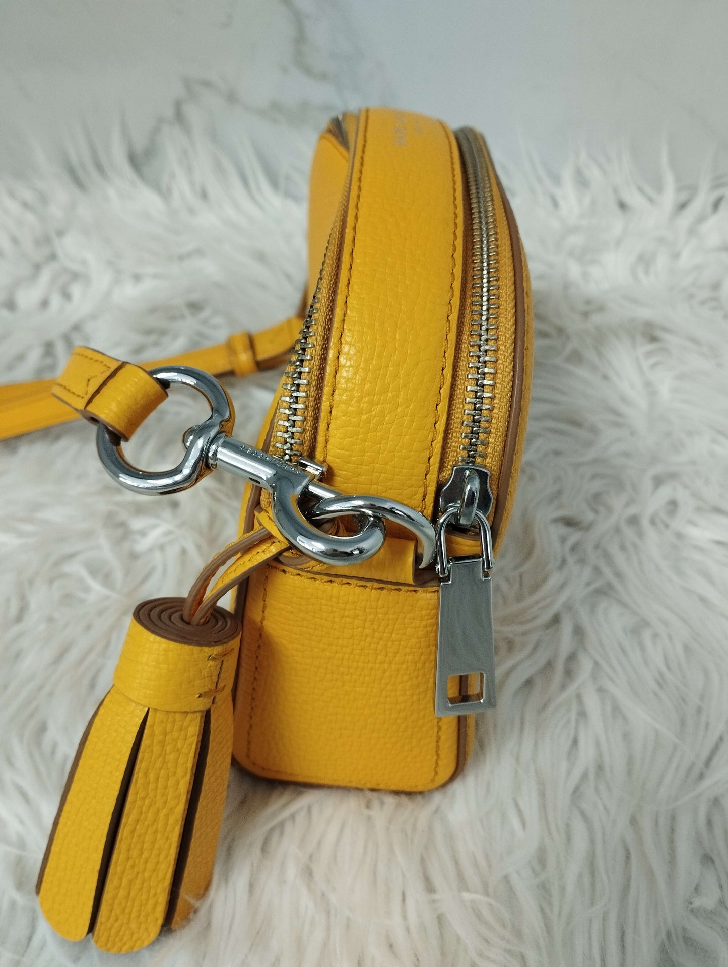 Bolsa color amarillo tipo crossbody marca Marc Jacobs