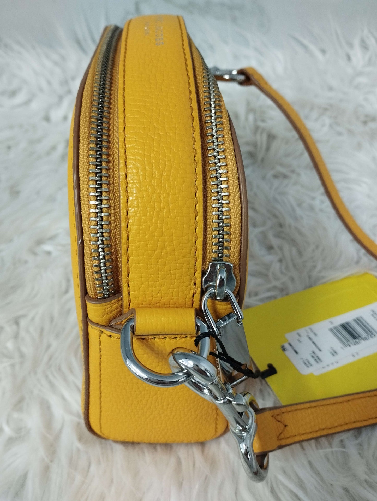 Bolsa color amarillo tipo crossbody marca Marc Jacobs