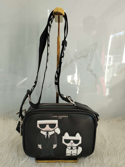 Bolsa tipo crossbody figuras color negro marca Karl Lagerfeld