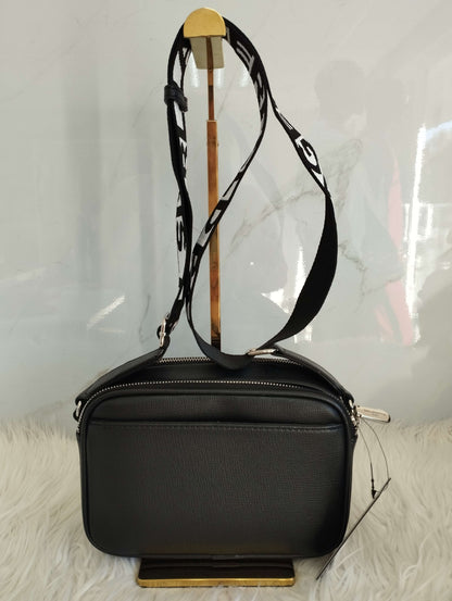 Bolsa tipo crossbody figuras color negro marca Karl Lagerfeld