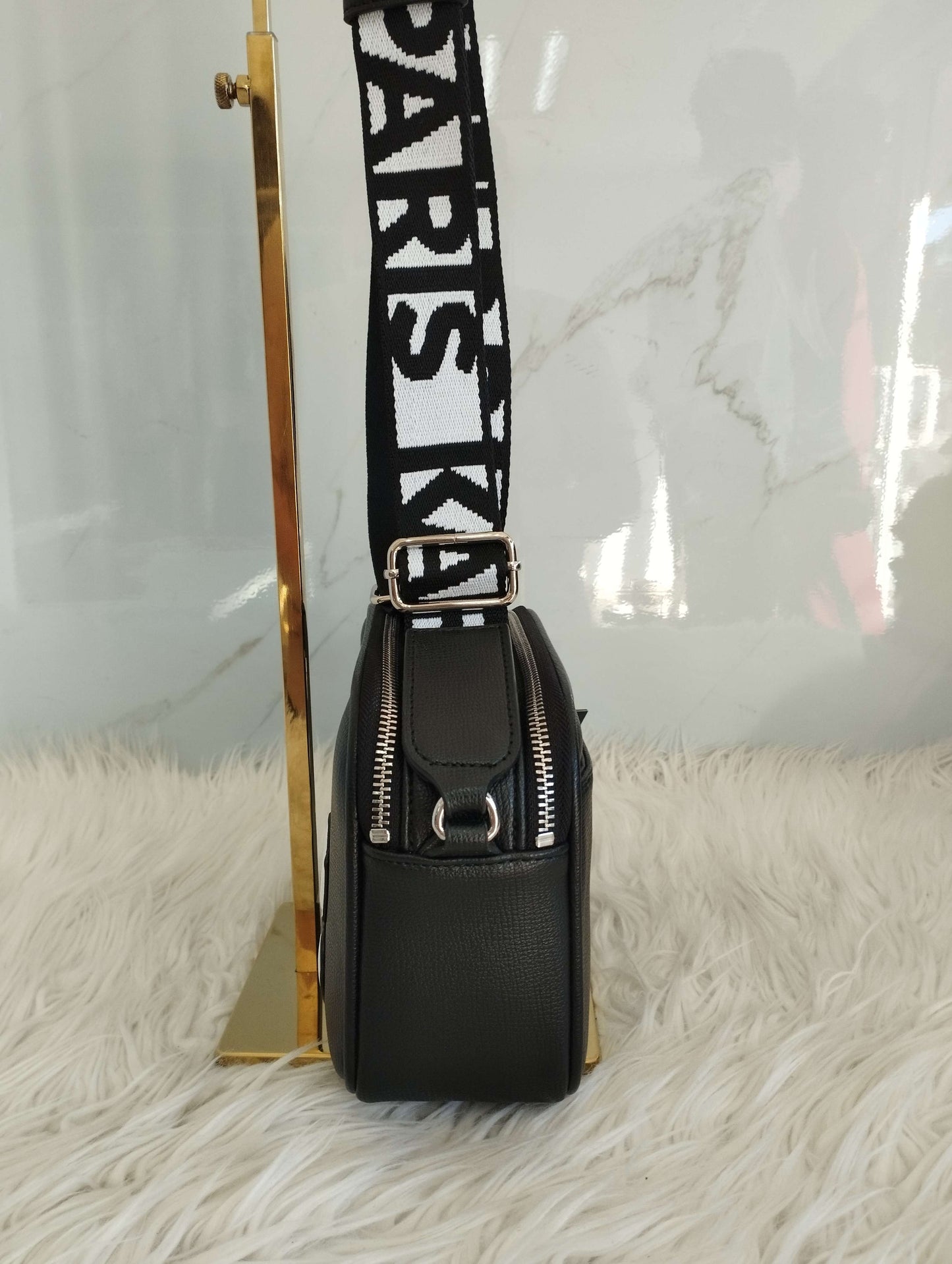 Bolsa tipo crossbody figuras color negro marca Karl Lagerfeld