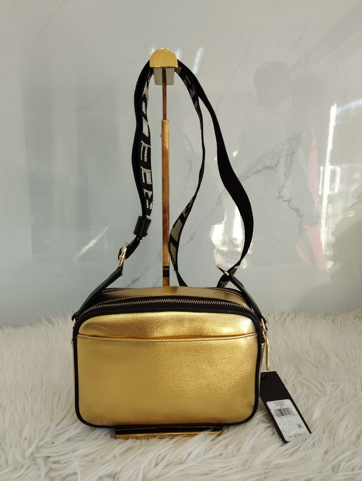 Bolsa color dorado tipo crossbody marca Karl Lagerfeld