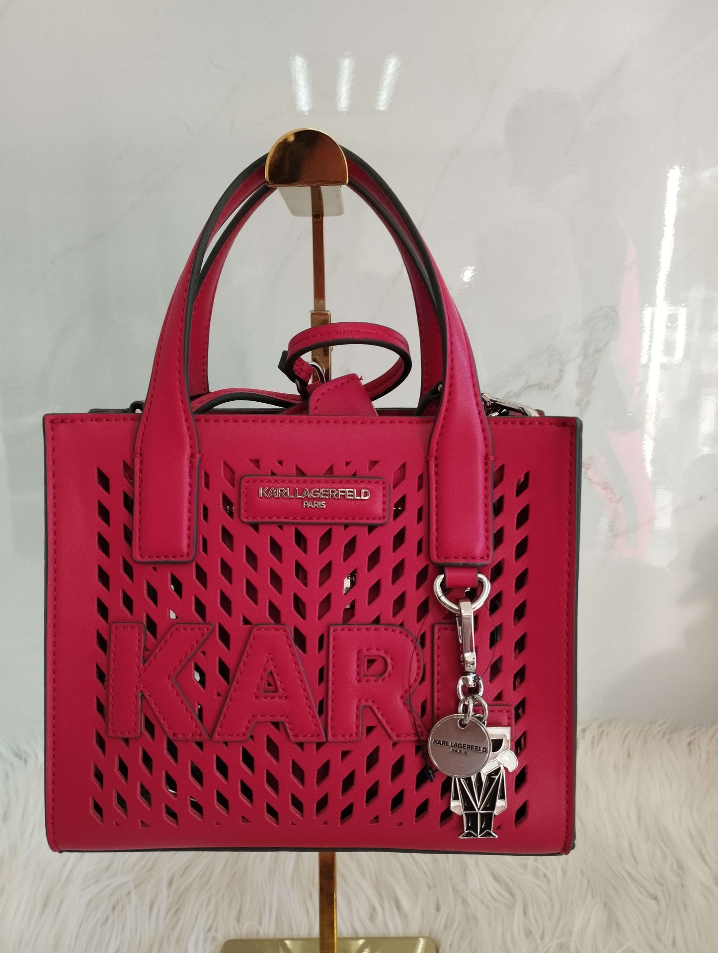 Bolsa color rojo tipo crossbody con portalentes marca Karl Lagerfeld