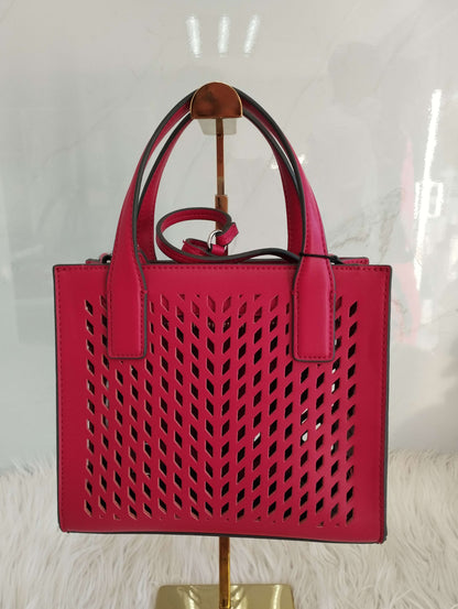 Bolsa color rojo tipo crossbody con portalentes marca Karl Lagerfeld