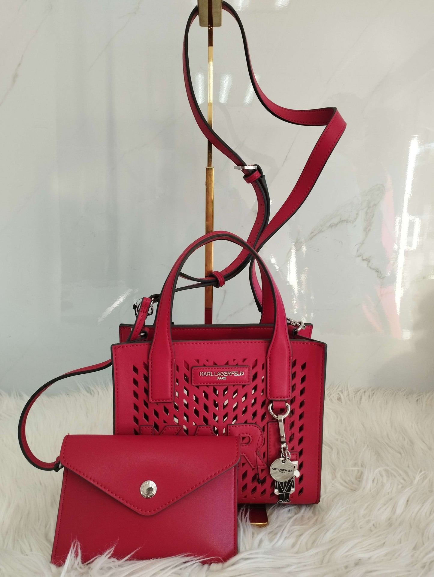 Bolsa color rojo tipo crossbody con portalentes marca Karl Lagerfeld